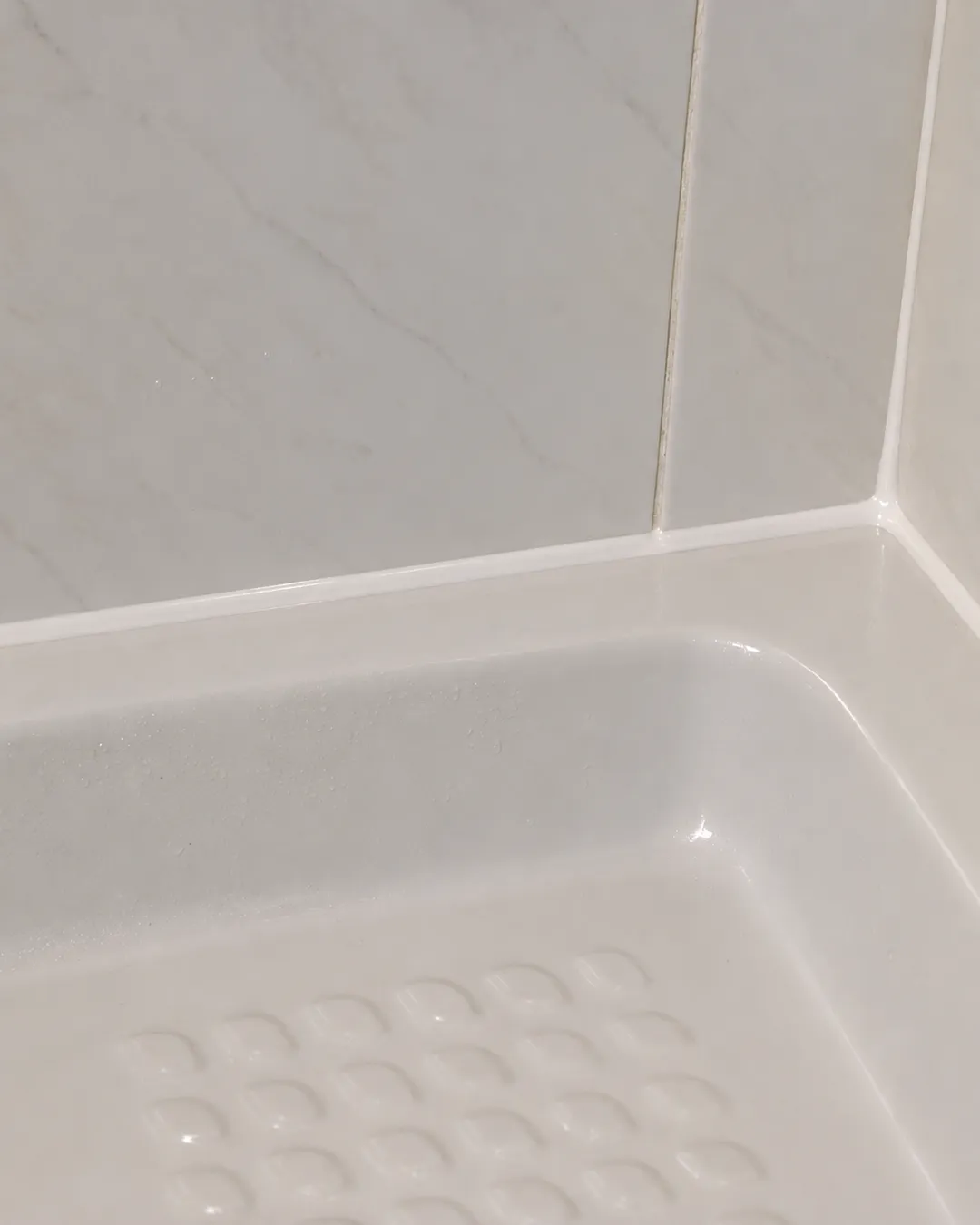 Il silicone della doccia rifatto, bianco e dritto